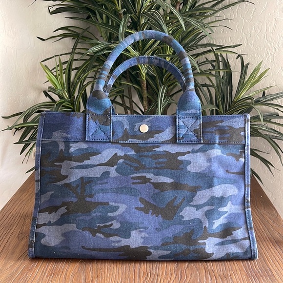 QUILTED KOALA MIDI EAST WEST BAG: DARK BLUE CAMOUFLAGE W/GOLD STAR NWT - Picture 4 of 12